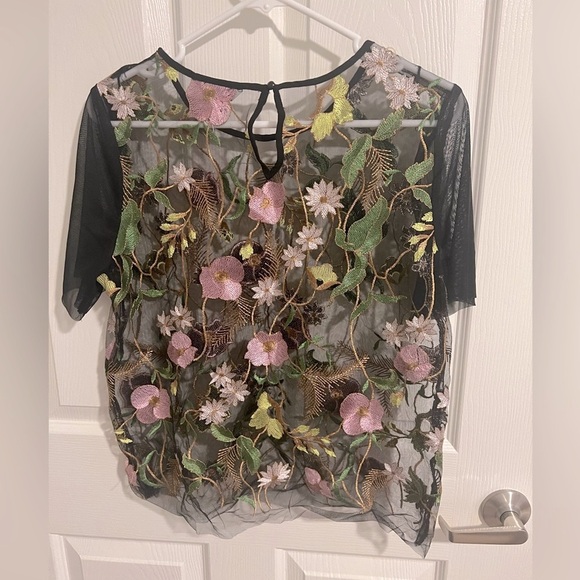 Q&A floral black mesh top size M - Picture 2 of 4